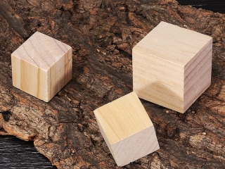 So sánh gỗ cao su và gỗ thông – Loại gỗ nào tốt hơn, bền hơn?