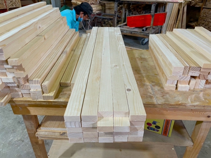 Thanh gỗ thông 2cm x 4cm x dài 1m + láng mịn 4 mặt