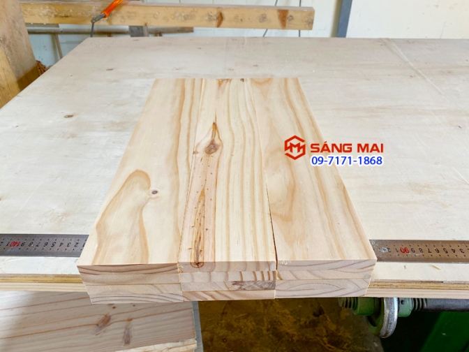 Tấm gỗ thông mặt rộng 10cm x dày 1,5cm x dài 50cm + láng mịn 4 mặt