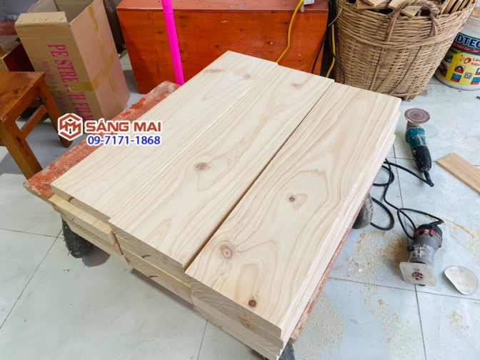 Tấm gỗ thông làm bậc cầu thang mặt rộng 24cm x dày 4,2cm + cắt theo kích thước yêu cầu