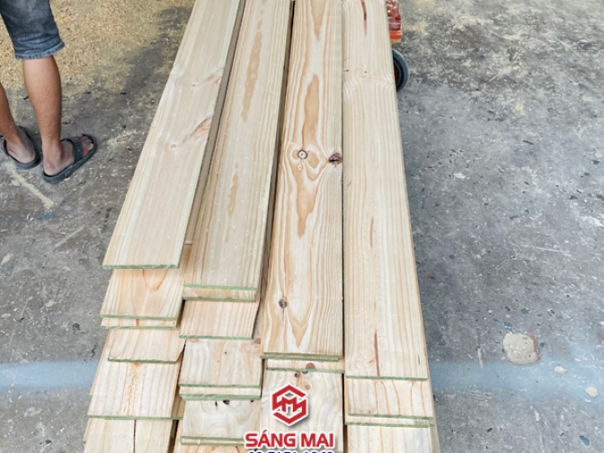 gỗ thông mặt rộng 10cm x dày 1,5cm x dài 2m4 + bào láng 2 mặt 1 (1)