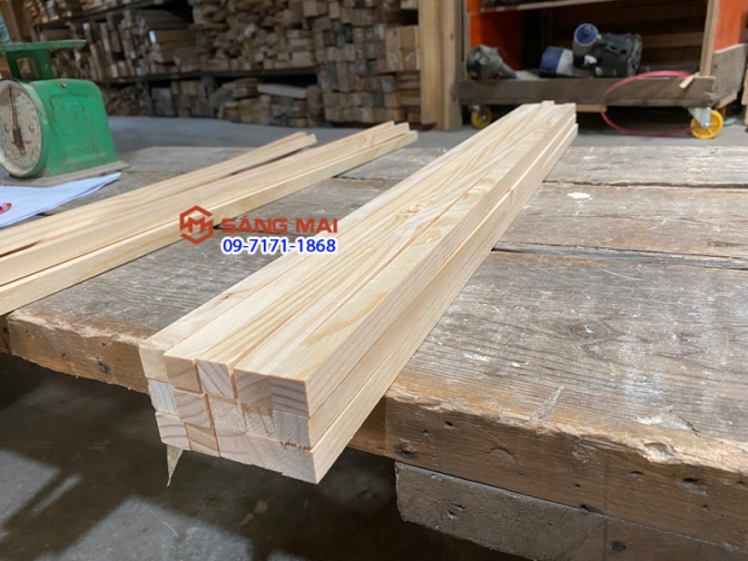 Thanh gỗ thông vuông 2cm x 2cm x dài 80cm + láng mịn 4 mặt