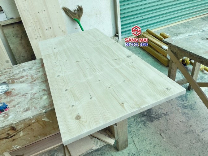 Mặt bàn : Dài 140cm x rộng 70cm x dày 3cm – Tấm gỗ thông tự nhiên ghép